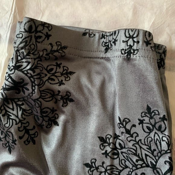 🍉Leggings EUC, M shimmering pewter with flocked black snowflake design Seduction - Picture 3 of 4